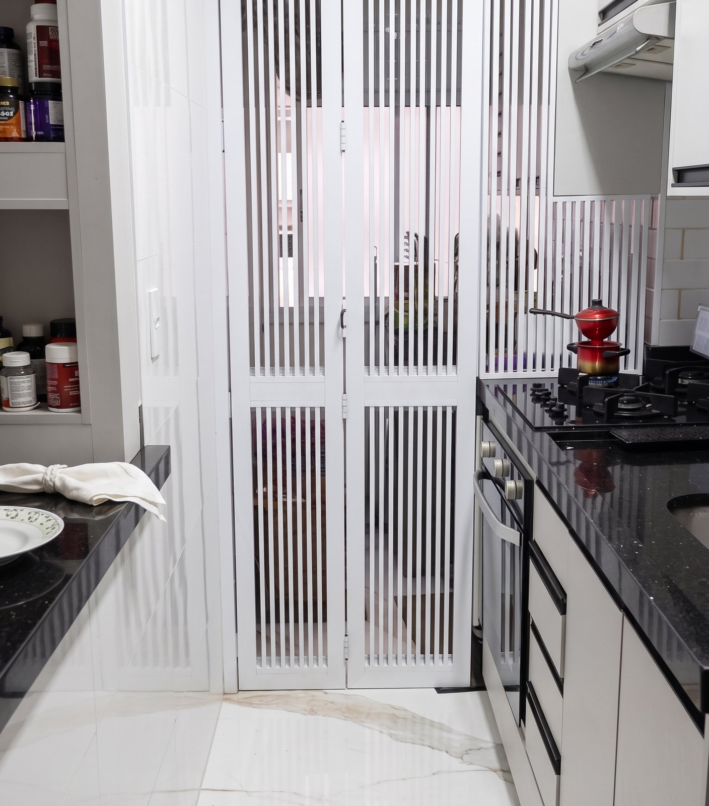 Ambiente interno sofisticado com grande porta de vidro em perfil de alumínio
