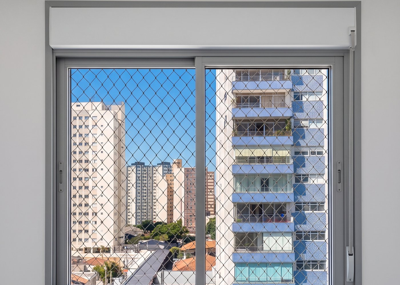 Edifício com janelas de alumínio e vidro